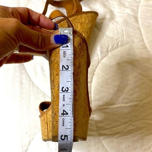 Women's Steve Madden Iluvit T-strap Platform Wedge Sandals HEELS Taupe Size 6 - Picture 10 of 14